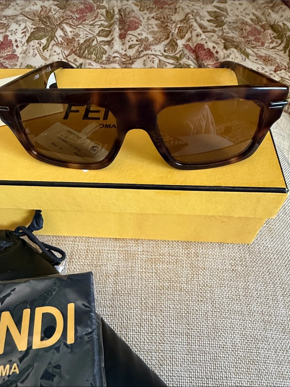 Fendi FE40091U NWT sunglasses W/bold rectangular frame,light tortoise acetate